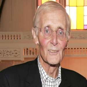 Peter Benchley Birthday, Real Name, Age, Weight, Height, Family, Facts, Death Cause, Contact ...