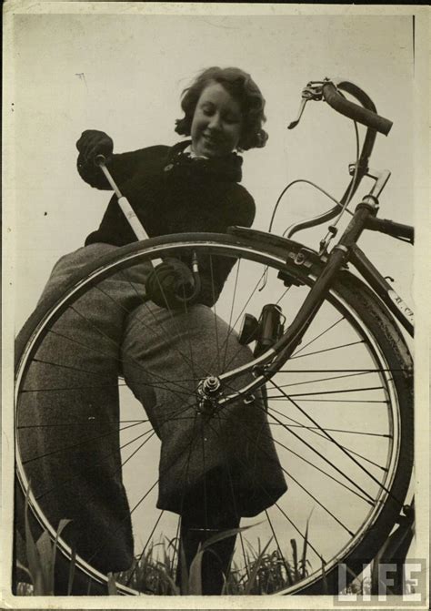 30 Interesting Vintage Photographs of Women Posing With Their Bicycles ...