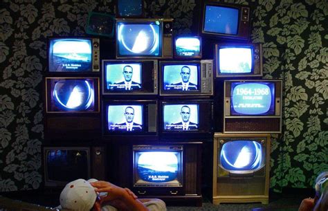 Vintage tv, Old tv aesthetic wallpaper, Tv static