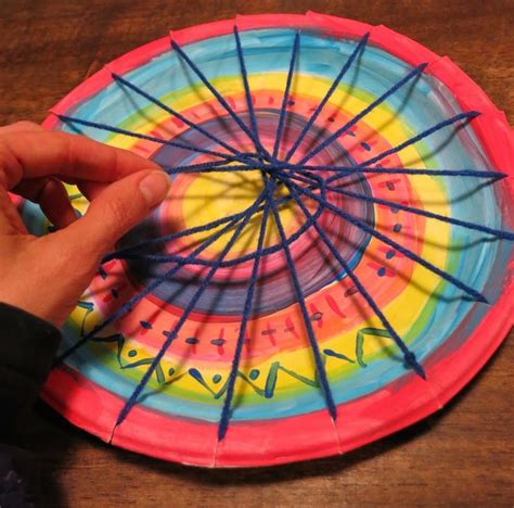 Cassie Stephens: In the Art Room: Circle Loom Weaving with Second Grade Classroom Art Projects ...