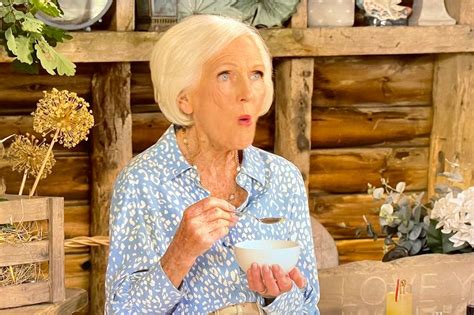 Mary Berry verdict on award-winning apple pie as dame of British baking gives reaction - Daily ...