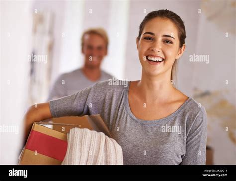 Looking in moving box hi-res stock photography and images - Alamy