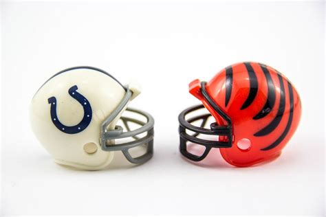 Tiny Football Helmets on White Background - Bilder und Fotos (Creative Commons 2.0)