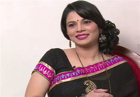 Sulekha Talwalkar Biography, Age, Husband, Family Pics, Wiki - Marathi.TV