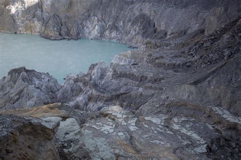 The acid sulphur lake at Kawah Ijen crater. Indonesia 10258118 Stock ...