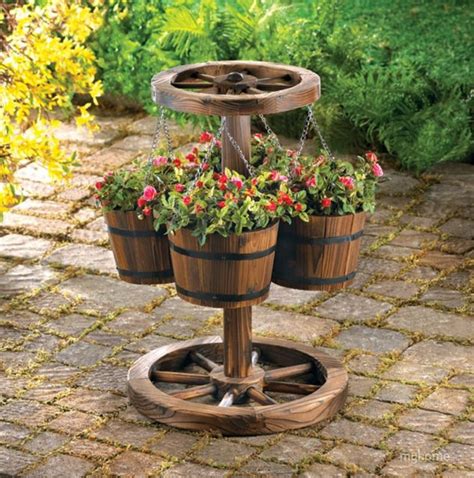 10 DIY Ideas How To Use Wagon Wheel In Garden Decor