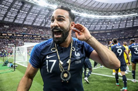 PHOTOS. Adil Rami est allé chercher la Coupe du monde avec le collier d'immunité de Koh-Lanta ...