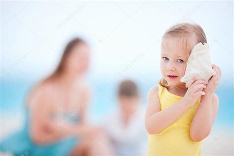 Little girl with a seashell — Stock Photo © shalamov #15732103