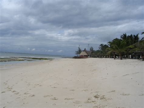File:Diani Beach towards the south next to the Indian Ocean Beach Club ...