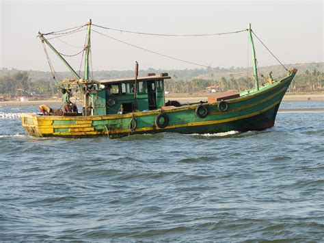 Description Fishing Boat Goa India.jpg | Barcos y botes | Pinterest | Fishing boats, Boating and Goa