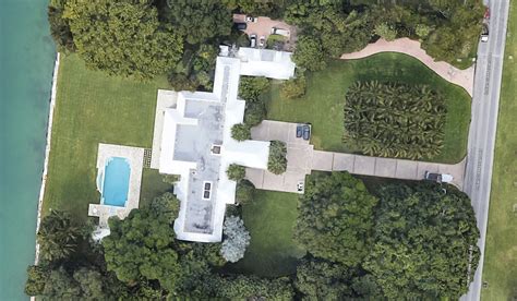 Jeff Bezos buys $68M mansion on Florida's 'Billionaire Bunker' island - Narrative News