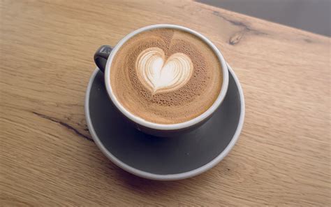 Latte Art : 02 : The Heart - UNDERGROUND COFFEE ROASTERS