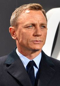 File:Daniel Craig - Film Premiere "Spectre" 007 - on the Red Carpet in ...