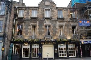 The Beehive Inn, Grassmarket © N Chadwick cc-by-sa/2.0 :: Geograph Britain and Ireland