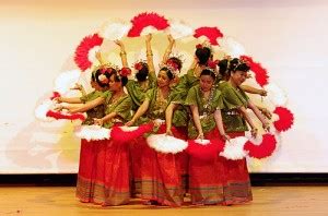 The Delicate Movements of Tari Kipas, South Sulawesi – Visit Indonesia – The Most Beautiful ...