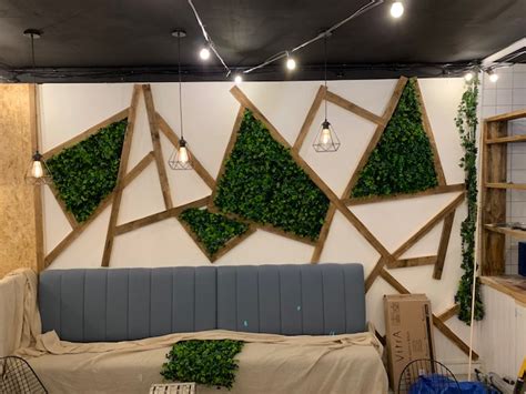 The Outdoors In! | Artificial Hedge Tile Backdrop Ideas