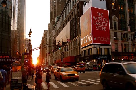 NYC ♥ NYC: Sidewalk Scene At 34th Street