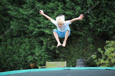 chico en trampolín de salto alto en el cielo — Foto de stock © CroMary #42673677