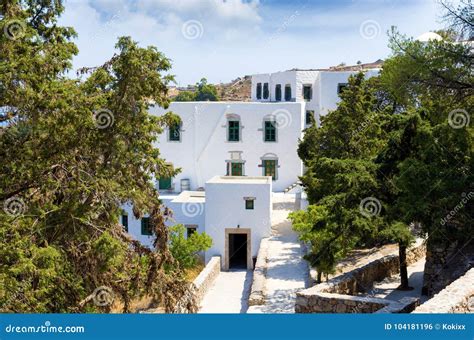 Los Edificios Alrededor De La Cueva De La Apocalipsis De San Juan En La Isla De Patmos ...