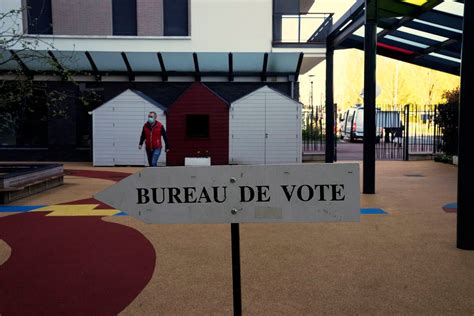 Polls open in first round of France’s presidential election - The Boston Globe