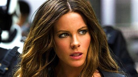 See Kate Beckinsale wearing black leather boots and a gauze dress – Vacation Apartment News ...