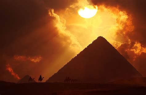 BlueMoonRizing : Great Pyramid of Giza: An iron throne made of meteorites newly discovered in void?