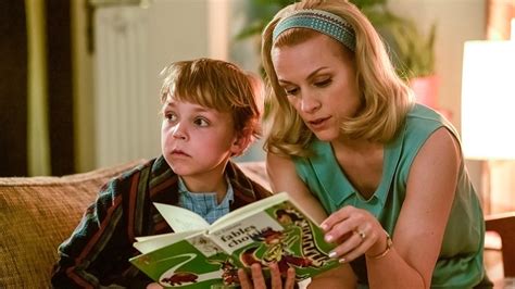 'Mothers' Instinct' Review: Deliciously Hitchockian Thriller