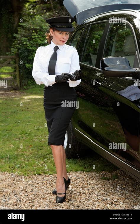 Frau Chauffeur auf ihre einheitliche schwarze Lederhandschuhe Stockfotografie - Alamy