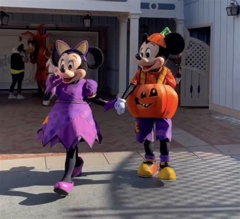 PHOTOS: First Disneyland Halloween Decorations in Cars Land