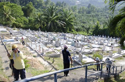 BEC TAMAN INDAH JAYA ORGANIZES A CEMETERY CLEAN-UP DAY - Diocese of ...