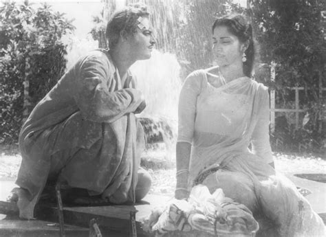 Guru Dutt and Waheeda in Kagaj ke phool 1959 | Waheeda rehman, Asian photography, Vintage bollywood