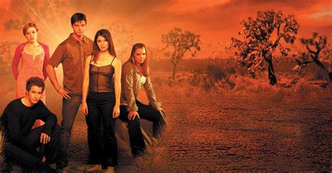 Five Reasons You Need to Watch the Roswell TV Show 20 Years Later