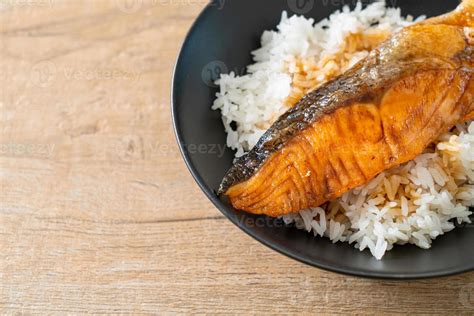 Grilled Salmon with Soy Sauce Rice Bowl 7287851 Stock Photo at Vecteezy