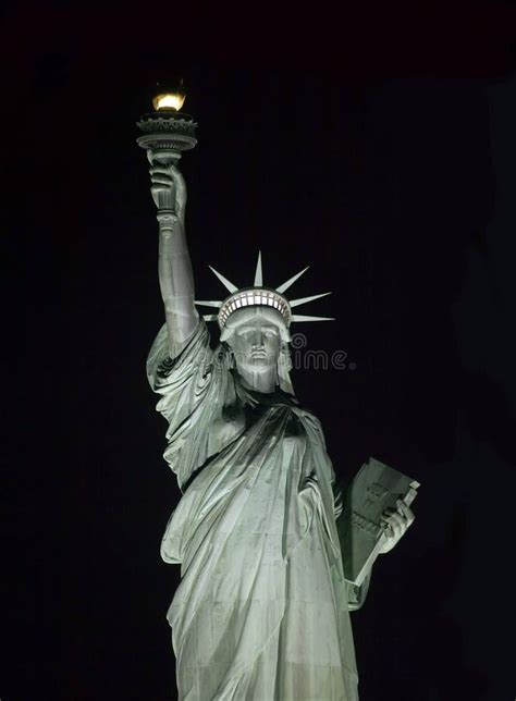 Estatua De La Libertad En La Noche Foto de archivo - Imagen de servicio ...