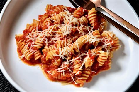 Fusilli in tomato sauce - delectabilia