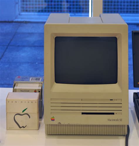 File:Apple Macintosh SE 1984 makffm.jpg - Wikimedia Commons