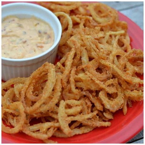 Beer Battered Onion Rings with Dipping Sauce | Small Town Woman