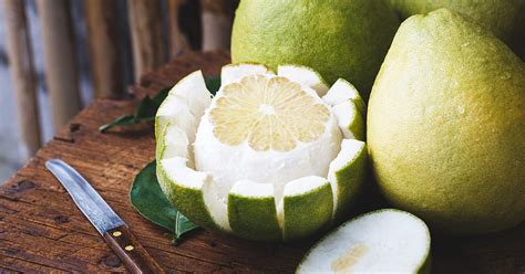 9 Health Benefits of Pomelo (and How to Eat It)