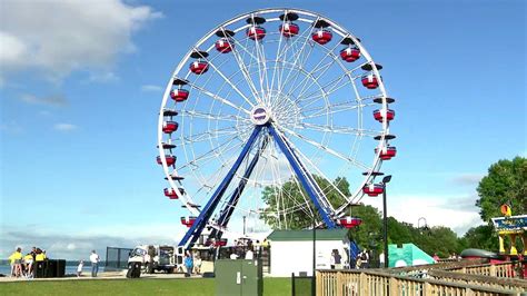 Ten-story Ferris wheel debuts at Bay Beach Amusement Park in Green Bay