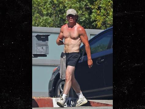 'The Bear' Star Jeremy Allen White Looks Ripped on Morning Hike