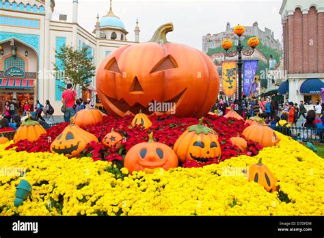 Everland entrance hi-res stock photography and images - Alamy