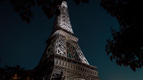 Two drunk American tourists found sleeping on the Eiffel Tower after ...