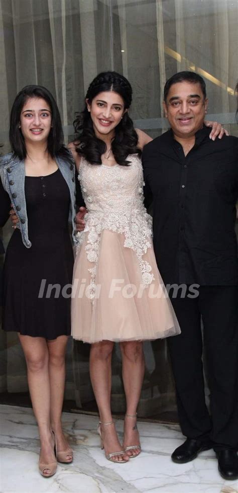 Family Picture: Akshara Haasan, Shruti Haasan and Kamal Haasan at ...