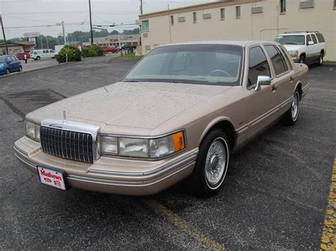 1993 Lincoln Town Car Signature for Sale in Sandusky, Ohio Classified | AmericanListed.com