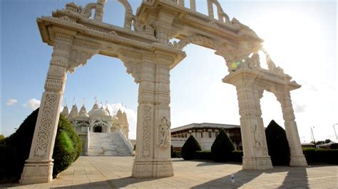 1,526 sculptors worked on this incredible Hindu temple - CNN Video