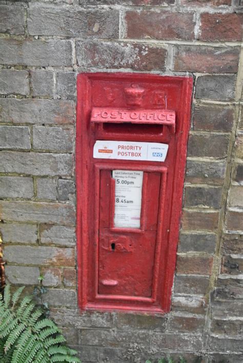 Victorian postbox, Stunts Green © N Chadwick cc-by-sa/2.0 :: Geograph Britain and Ireland