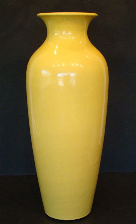 Rarely seen tall Pacific Pottery oil jar #1116 in yellow glaze, c.1930s - 26" tall. | Vasos ...