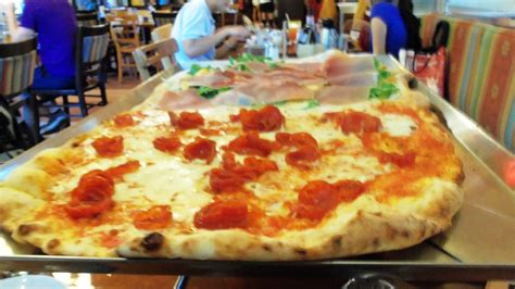 Via Napoli at Epcot's Italy Pavilion: This is the best pizza in "the world"