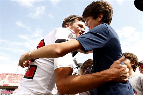 Tom Brady hugs kids before game amid Gisele Bündchen drama