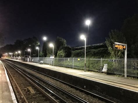 Kew Bridge Station at night | Returning home after a Gym wor… | Flickr